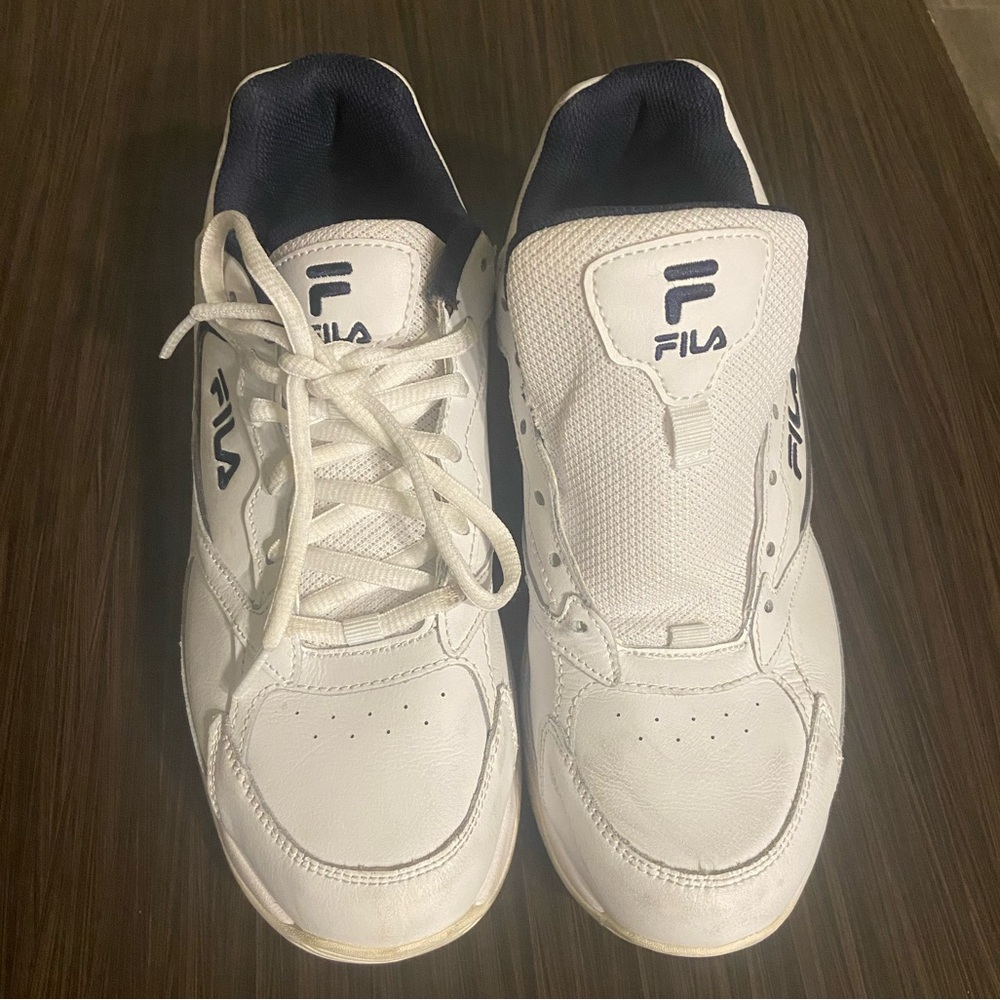 men’s white fila trainers shoes with navy accents